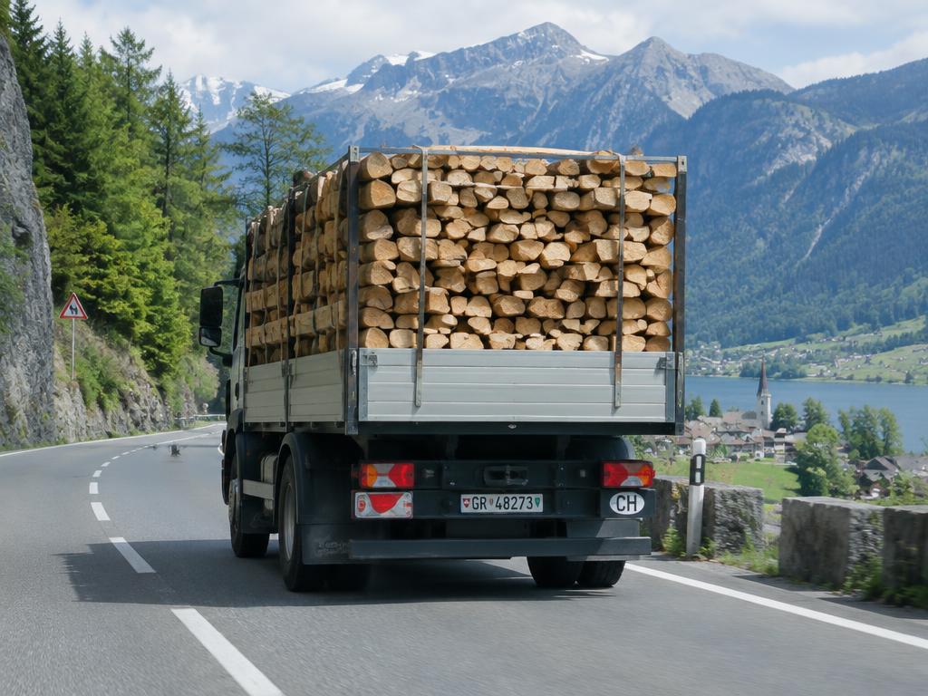 Camion chargé de bois de chauffage en route vers la Suisse